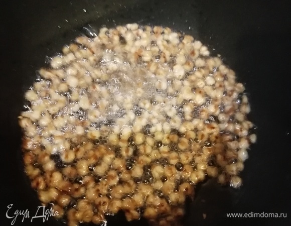 Она моментально «взорвется». Достаем сразу шумовкой.