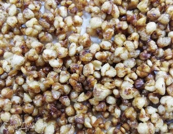 Делаем нужное количество попкорна. Примерно на 1 средний батончик уходит 2 ст. л. сухой гречки. Но он такой воздушный, вкусный и необыкновенный, что мои детки уничтожили половину попкорна до приготовления козинаков.