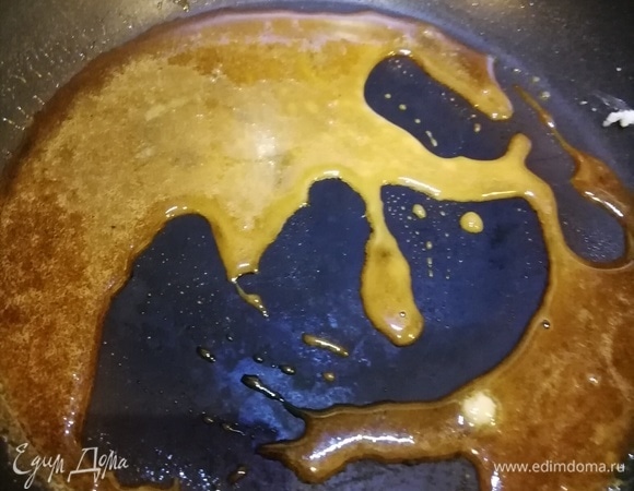 Делаем сухую карамель. На горячей сковороде аккуратно плавим сахар без добавления воды. Для 5 батончиков я растопила 70 г сахара. Можно чуточку побольше — на любителя, но если сделать мало карамели, не получится соединить попкорн вместе.