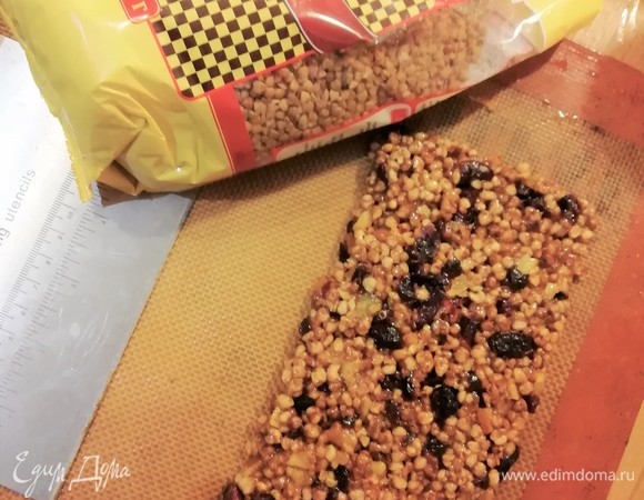 Формируем прямоугольник с помощью досок или шпателя.