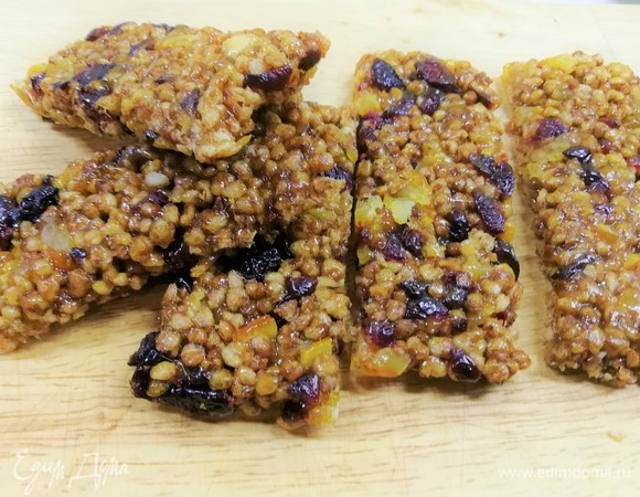 Даем остыть, затвердеть, режем на кусочки.