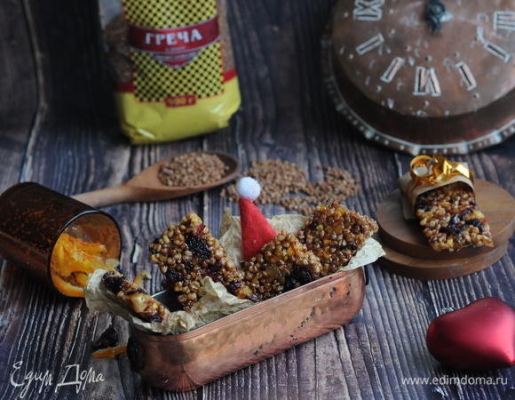 Когда откусываешь козинак, сначала чувствуется апельсиновый новогодний вкус. Можно даже добавить в сироп к цукатам тертый имбирь, он отлично подойдет! Затем чувствуется приятный оттенок гречки. Кисло-сладкая клюква лишь подчеркивает сбалансированный вкус козинака.