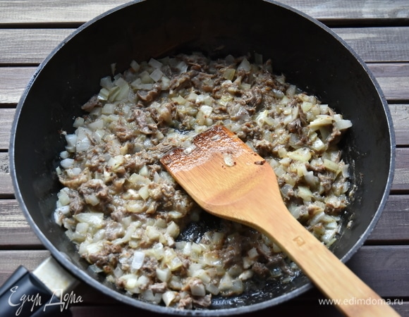 В сковороде разогреть оливковое масло. Пассеровать до прозрачности нарезанный кубиками репчатый лук. Добавить мелконарезанную отварную телятину.