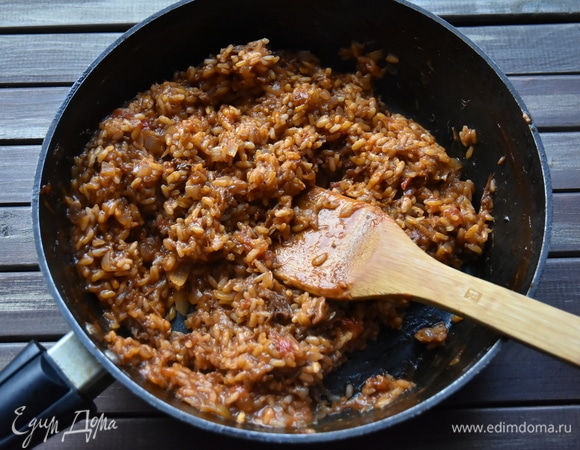 По половнику добавлять бульон или воду и варить при постоянном помешивании.