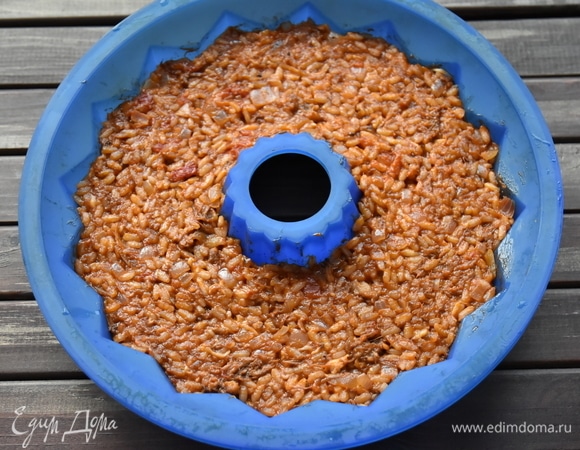 Силиконовую форму смазать сливочным маслом и выложить приготовленное ризотто. Запекать в духовке, разогретой до 200°C, минут 20, чтобы торт из ризотто покрылся хрустящей корочкой. Аккуратно перевернуть на блюдо.