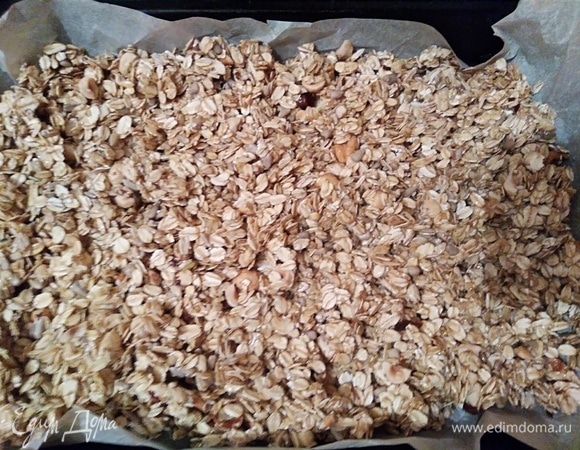 Влить нагретый мед в хлопья и хорошо перемешать. Форму застелить пергаментом и переложить в нее хлопья. Сверху посыпать щепоткой соли.