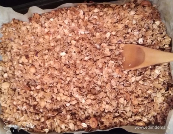 Выпекать 25 минут. Каждые 10 минут доставать и перемешивать, чтобы гранола была равномерно хрустящая.