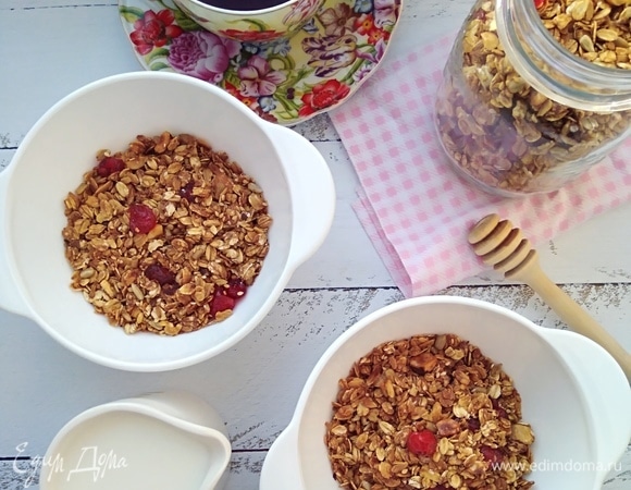 Варианты завтрака с гранолой у каждого свои, я люблю с йогуртом или молоком.