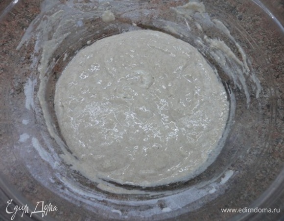 Закваску достаем из холодильника за пару часов до готовки и даем ей согреться при комнатной температуре. Добавляем теплое молоко (250 мл) и перемешиваем.