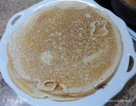 Разогреваем сковороду и жарим блины с двух сторон.