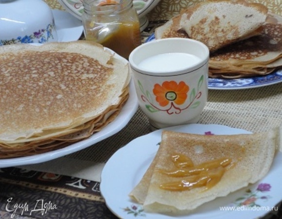Едим блины кому с чем нравится — сливочным маслом, медом, молоком.