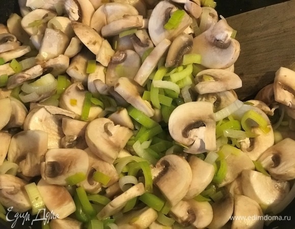 Лук-порей нарезать полукольцами, обжарить на сливочном масле до прозрачности. Добавить нарезанные шампиньоны (один крупный гриб оставить для украшения) и жарить 5–6 минут. Приправить солью и перцем, охладить.