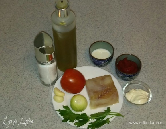 Подготавливаем все ингредиенты. Петрушку и овощи чистим и моем. Если рыбное филе было замороженное, то нужно его предварительно разморозить, чтобы в процессе приготовления было меньше жидкости.