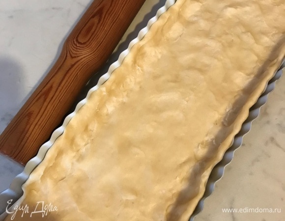 Тесто раскатать и выложить в форму, смазанную сливочным маслом.