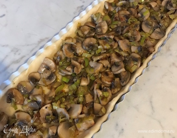 Выложить грибную начинку.