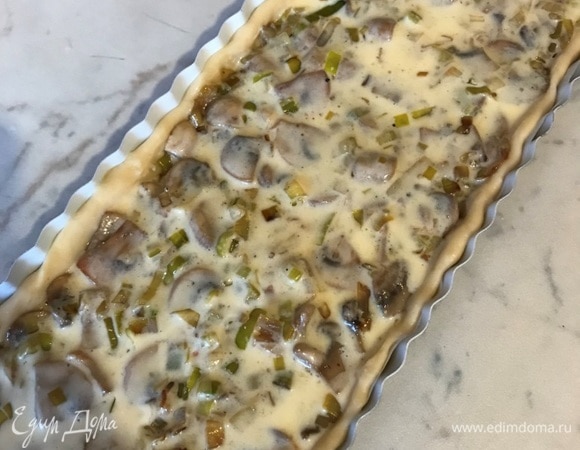 Слегка взбить яйцо со сметаной, залить пирог.