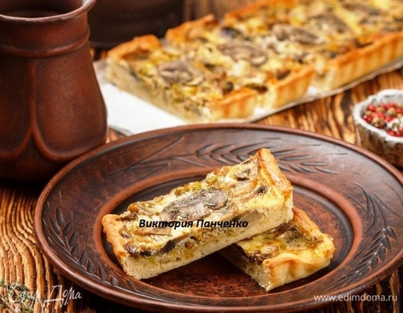 Готовый пирог охладить и нарезать на порции. Есть с удовольствием.