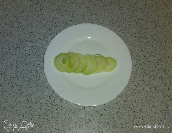 Лук режем кольцами. Я брала небольшую луковицу и всю ее использовала при приготовлении. Если брать большую луковицу, то нужно только 2–3 кружка лука.