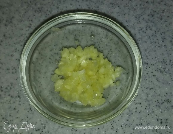 Зубчики чеснока пропускаем через пресс.