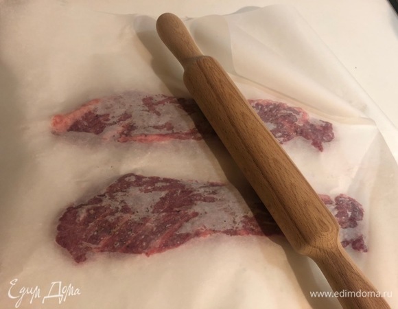 Отбиваем мясо скалкой, так мясо будет мягче и лучше пропитается специями.