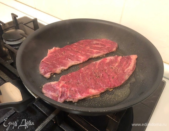 На раскаленную сковородку помещаем стейки и жарим 1–2 минуты с каждой стороны.