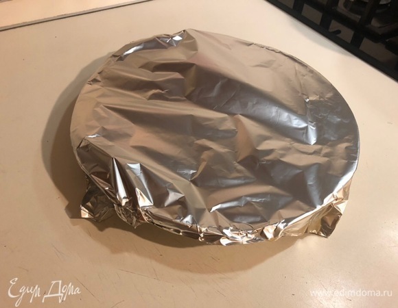 Еще раз переворачиваем мясо на 1–2 минуты и снимаем со сковороды. Выкладываем мясо на чистую тарелку, накрываем фольгой и даем отдохнуть минут 5.