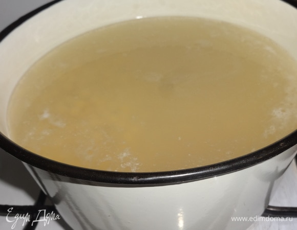 С набухшего гороха слить воду, промыть его под проточной водой. Положить в кастрюлю, залить свежей холодной водой объемом вдвое больше гороха. Довести воду с горохом до кипения, убавить огонь и варить под крышкой до полного разваривания гороха.