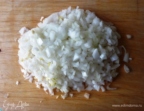 Лук очистить и мелко нарезать.