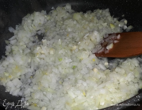 Обжарить лук на масле до готовности. В конце жарки добавить по щепотке сахара и черного перца, перемешать. Выложить луковую зажарку в миску.
