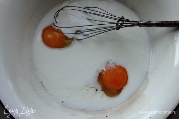 Яйца взболтать с солью, добавить кефир, перемешать.