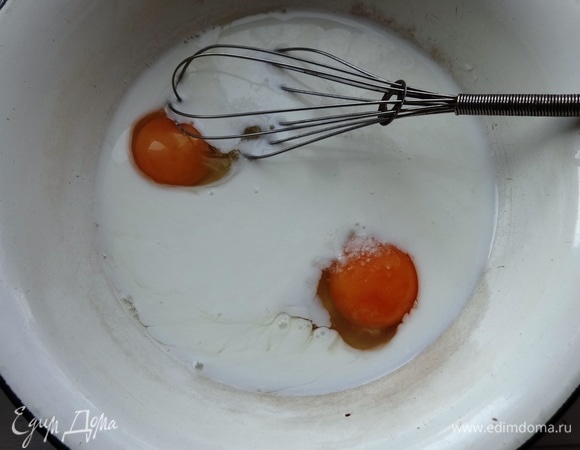 Яйца взболтать с солью, добавить кефир, перемешать.