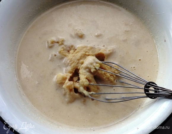 К яично-кефирной массе добавить гороховое пюре и размешать венчиком до однородности.