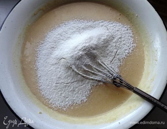 Порциями всыпать просеянную муку с содой и перемешивать. Муки я указала примерное количество. Муки понадобится от 2,5 до 3 стаканов. Тесто по густоте должно быть похоже на густую сметану.