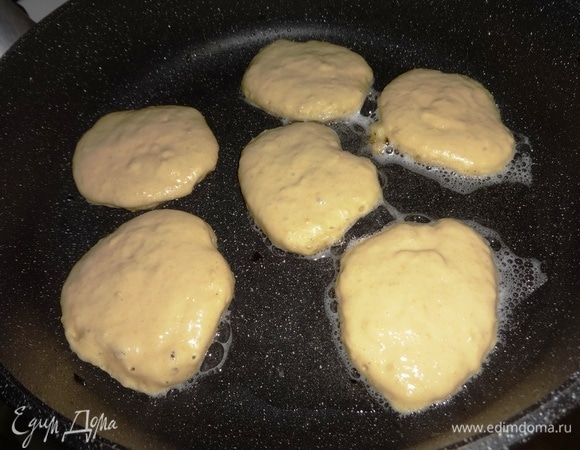 В сковороде разогреть растительное масло и ложкой выкладывать небольшое количество теста. Обжарить оладьи сначала с одной стороны.