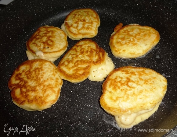 Затем перевернуть на другую сторону, накрыть крышкой и жарить на небольшом огне еще пару минут.