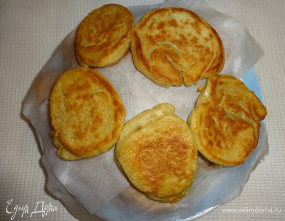 Обжаренные оладьи выкладывать на бумажное полотенце для впитывания излишков масла. До подачи держать оладьи в тепле.