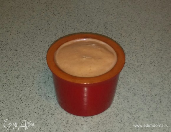 Заливаем в горшочек соус. Ставим горшочек в разогретую до 180°C духовку на 30 минут. При подаче украшаем веточкой петрушки. Так как горшочек достаточно горячий, то при подаче на стол лучше поставить его на тарелку или на подставку для горячего. Приятного аппетита!