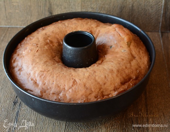 Кекс готов! Он замечательно поднялся, увеличился в 2,5 раза, не меньше! Очень воздушный, ароматный и вкусный!