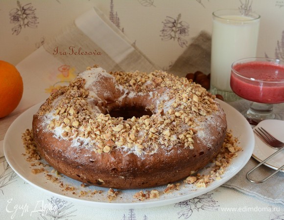 Готовый кекс посыпаем сахарной пудрой и ореховой крошкой.