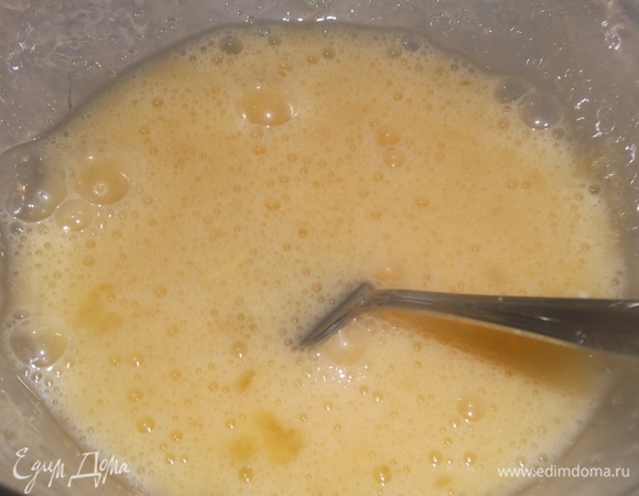 Капусту заранее потушить на растительном масле с двумя щепотками соли, остудить. Яйца смешать с сахаром.