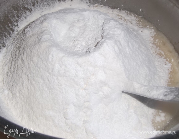 Всыпать просеянную муку и разрыхлитель. Хорошо перемешать.