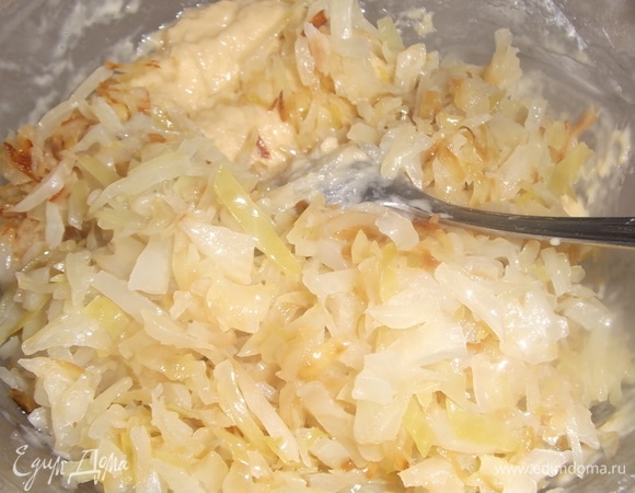 Добавить в тесто (оно будет густое, но не пугайтесь) капусту. 