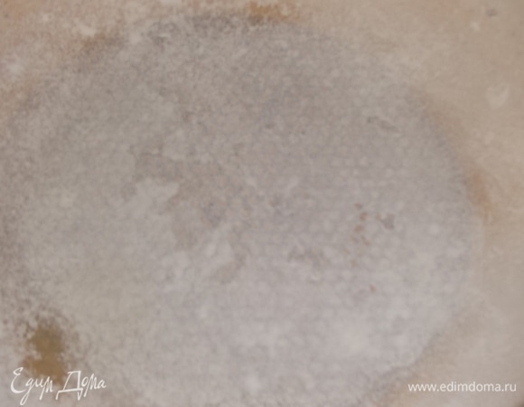 Форму смазать растительным маслом. Посыпать слегка мукой.