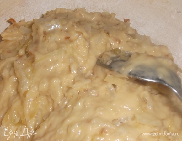 Выложить тесто, разровнять.