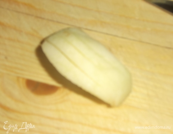 Яблоки почистить, нарезать дольками. Кусочки надрезать гребешком.