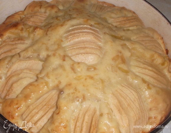 Поставить пирог в заранее разогретую духовку. Выпекать при 180°C 40 минут. Вынуть пирог и верх смазать растительным маслом. Пирог приобретет красивый цвет и блеск.
