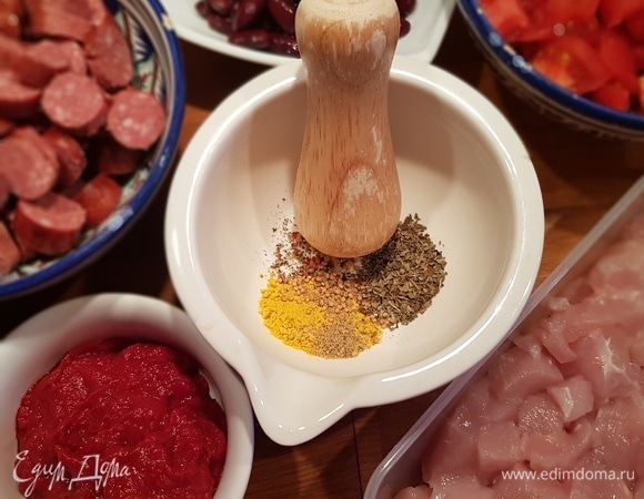 Специи перетолочь в ступке. Берем большую емкость с толстым дном и ставим на огонь (у меня кастрюля).