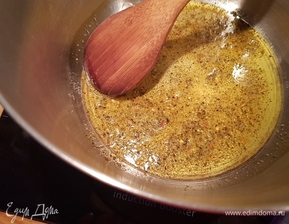 Наливаем в кастрюлю оливковое масло и добавляем специи, ставим на огонь выше среднего (у меня 7-ой режим из 9-ти). Доводим до кипения масло со специями и даем немного прокипеть, чтобы раскрылся аромат специй.