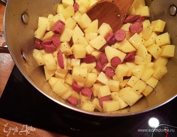 Затем добавляем картофель и обжариваем примерно 5–8 минут.