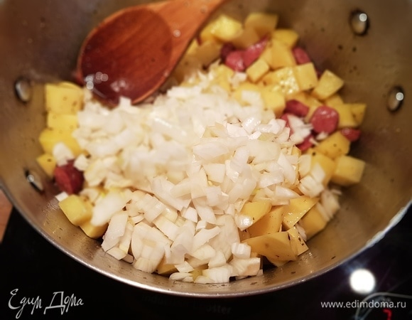 Далее добавляем репчатый лук и также обжариваем примерно 5 минут.